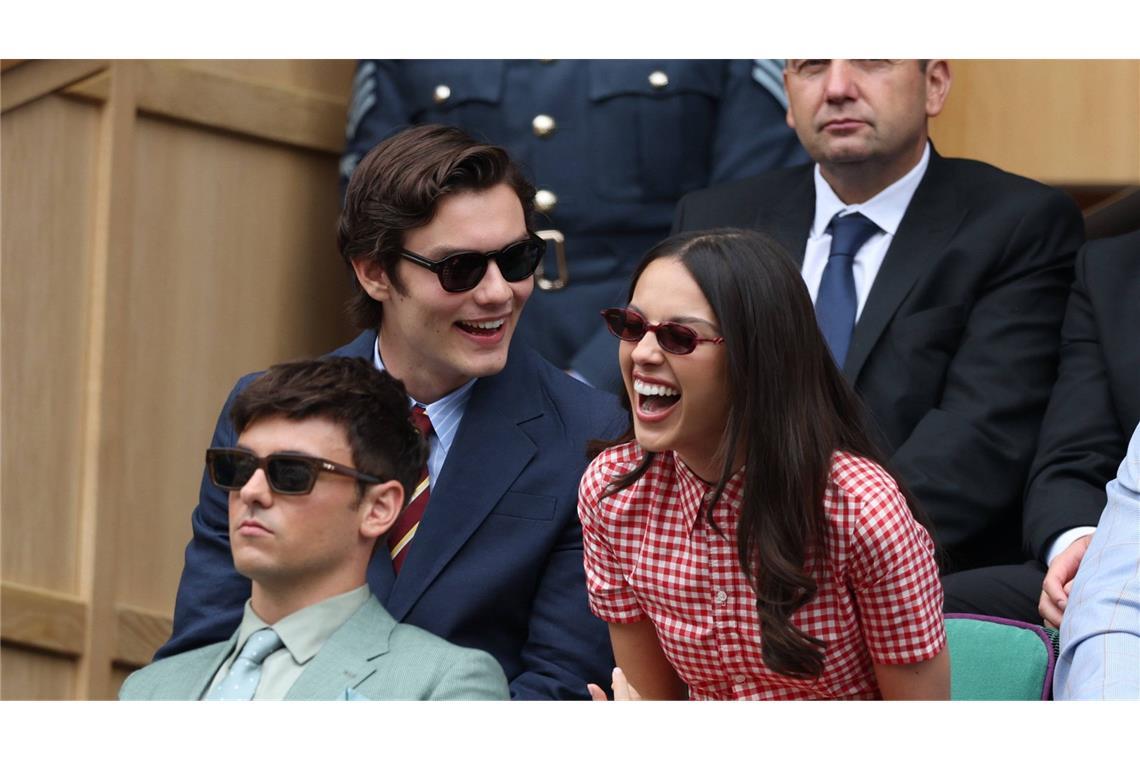 In der „Royal Box“ ist die Celebrity-Dichte schon hoch ... und die amerikanische Sängerin Olivia Rodrigo, die über die Scherze ihres Freundes Louis Partridge lachen musste.