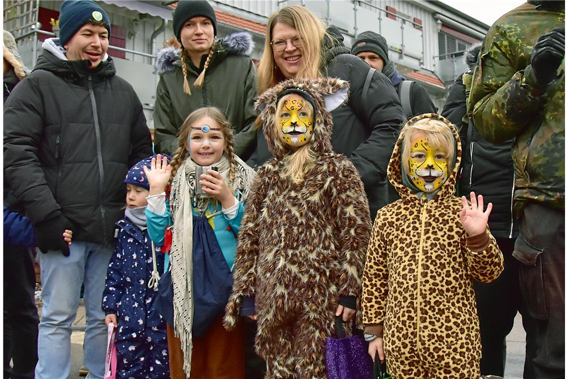 ... und die kleinen Zuschauerinnen winken zurück.