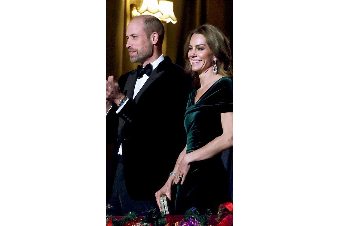 ... und für ihre Zwecke leicht verändert wurde. Das Original ist schulterfrei.