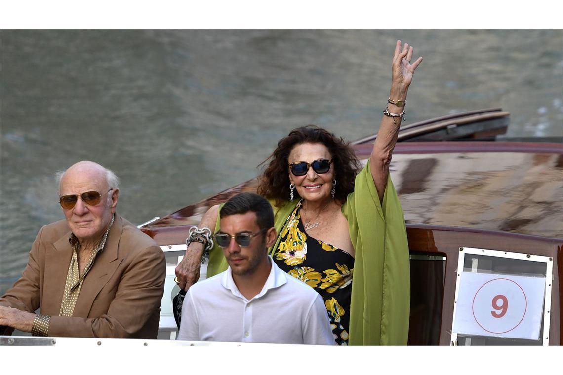 Jeff Bezos und Lauren Sánchez sagen Ja bei Vermählung der Superlative ... und später mit Barry Diller (links) im Boot in den Kanälen Venedigs.