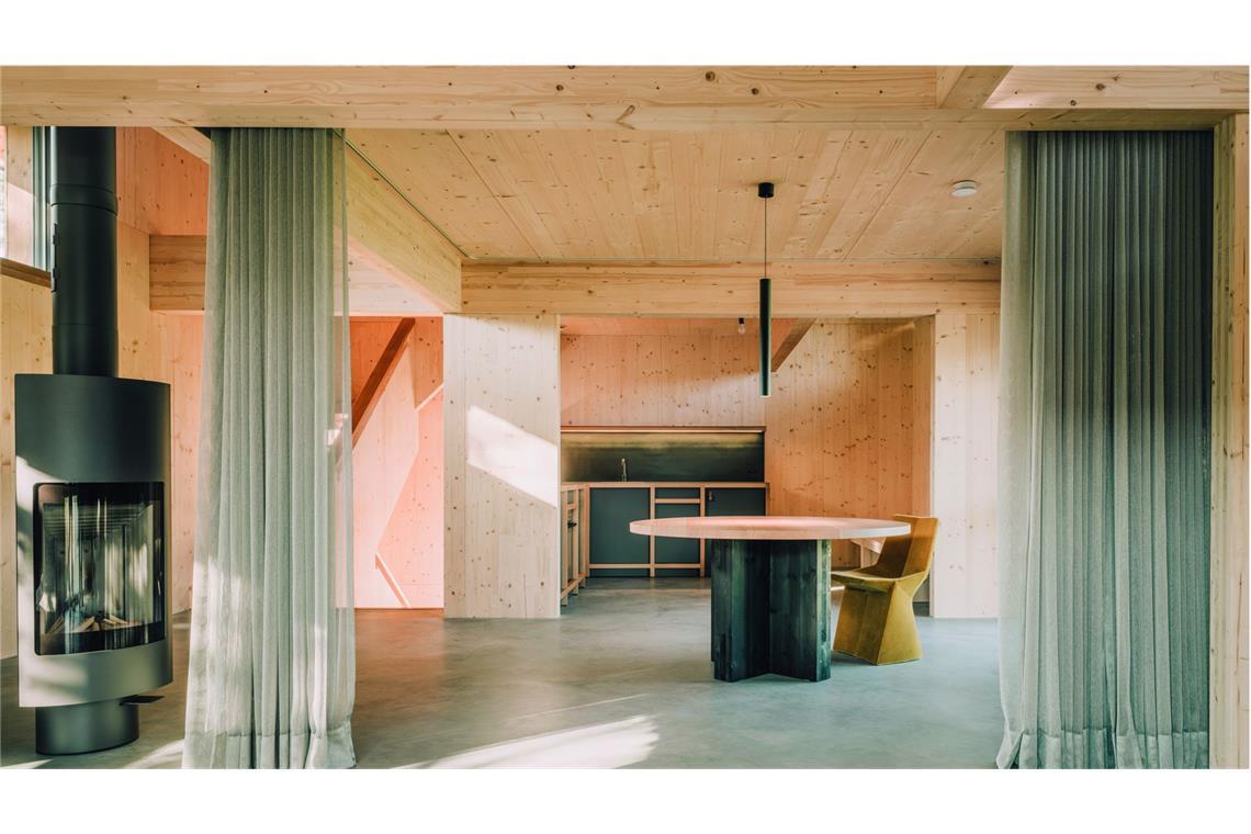 Große Ehre – Stuttgarter Architekten bauen eines der 50 besten Einfamilienhäuser . . . und zwar in Feldkirchen. Der scheunenartige Holzbau ist ein Doppelhaus und wurde von Kuntscher Tscherning Architekten entworfen.