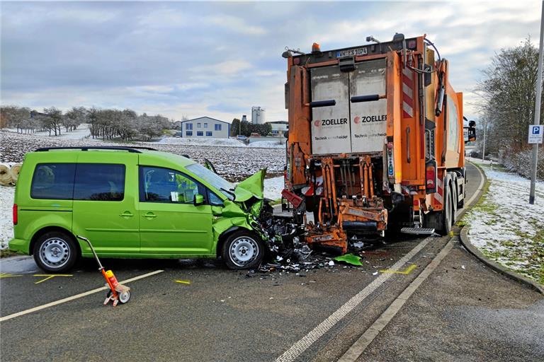  VW Caddy prallt bei den Sportanlagen in Müllauto. Foto: 7aktuell/Kevin Lermer