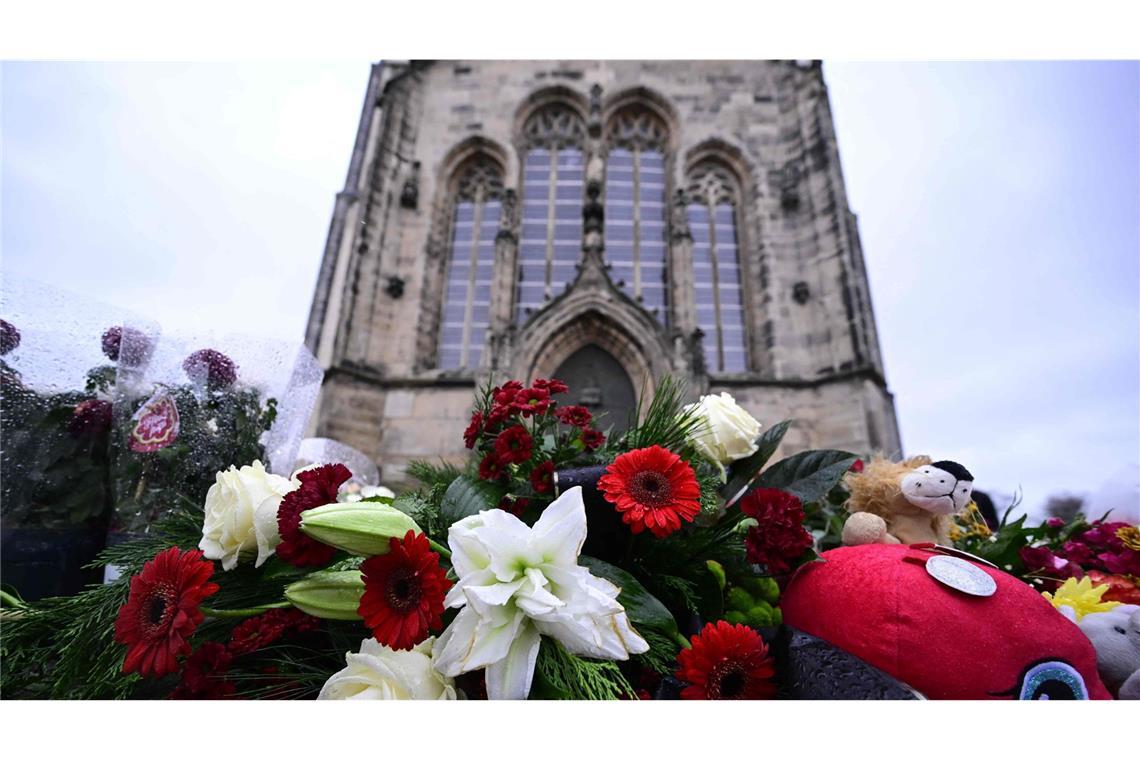 Stille Weihnachten - Eine Stadt steht im Zeichen der Trauer ... zu einer Mahnwache in Magdeburg an der Johanniskirche zusammen.