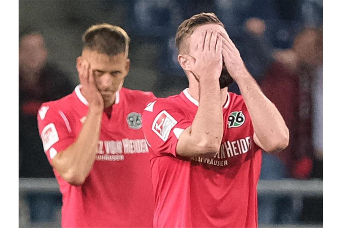 0:4-Heimniederlage gegen Nürnberg: Hannovers Marc Stendera (r) und Waldemar Anton schlagen die Hände vor den Kopf. Foto: Peter Steffen