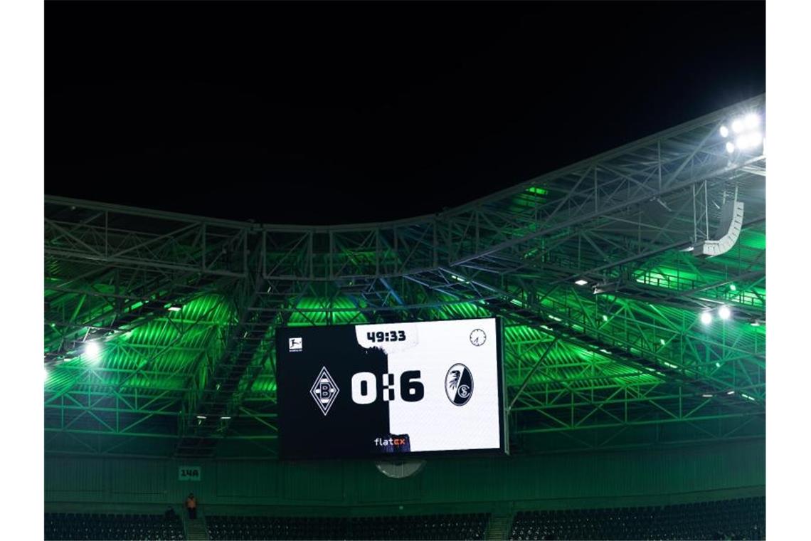 Freiburg mit Rekord-Spiel in Mönchengladbach 0:6 steht während des Spiels auf einer großen Anzeige im Stadioninnenraum. Foto: Marcel Kusch/dpa
