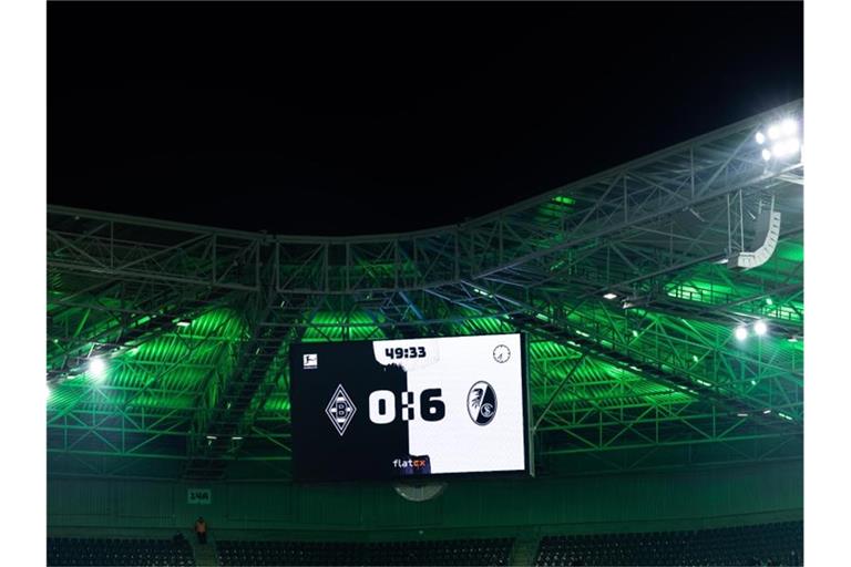 0:6 steht während des Spiels auf einer großen Anzeige im Stadioninnenraum. Foto: Marcel Kusch/dpa