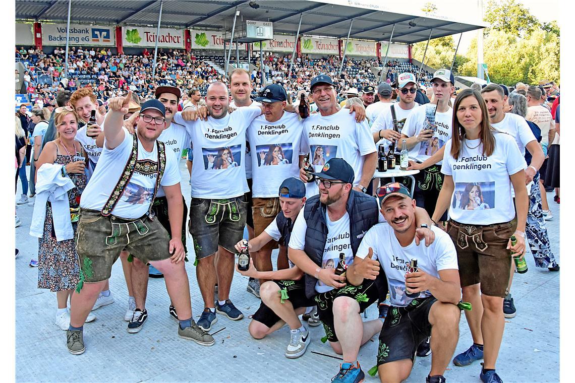 "1. Fanclub Denklingen" steht auf den Shirts einer großen Gruppe Lederhosenträge...