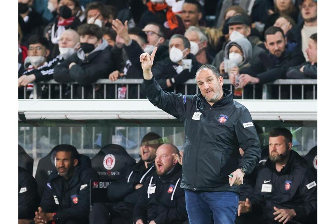 1. FC Heidenheim verliert 0:1 beim FC St. Pauli 1. FC Heidenheim im Millerntor-Stadion. Heidenheims Trainer Frank Schmidt gestikuliert am Spielfeldrand. Foto: Christian Charisius/dpa