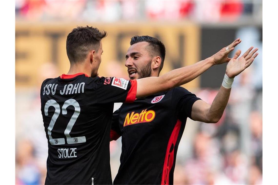 1. FC Köln - Jahn Regensburg. Regensburgs Sebastian Stolze und Sargis Adamjan (r) jubeln nach dem Treffer zum 0:2. Foto: Marius Becker