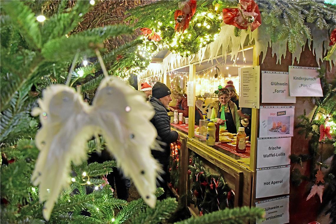 1. Platz Standbewertung: Akkordeon Ring Steinbach mit Carmen Wahl (grüne Krawatt...