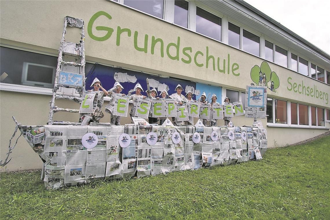 Tolle Ideen beim Fotowettbewerb umgesetzt 1. Preis: Sechselberger Lesepiraten stechen mit der BKZ in See. Die Viertklässler haben fleißig gebastelt, ein Schiff mit Segel, Mast und Anker gestaltet, und alle Jungen und Mädchen haben sich vor dem Fototermin gegenseitig in Zeitungspapier eingewickelt. Später in der Klasse durften sie sich wieder gegenseitig die Zeitungen vom Leib reißen.