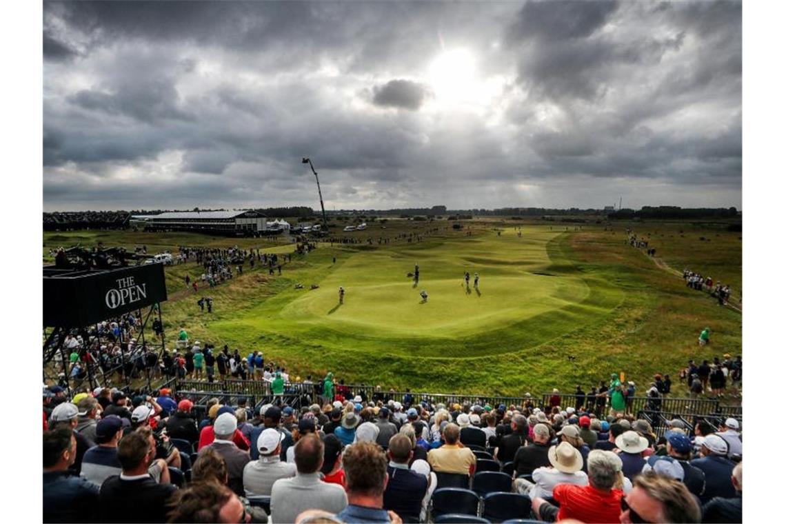 British Open: Starker Auftakt für Marcel Siem 1. Runde im Royal St. George's Golf Club: Zuschauer betrachten das Geschehen auf dem 15. Grün. Foto: David Davies/PA Wire/dpa