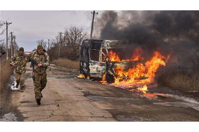 10. Gebirgsjägerbrigade "Edelweiß": Nach einem Drohnenangriff in der Nähe von Bachmut in der Region Donezk brennt ein Bus.