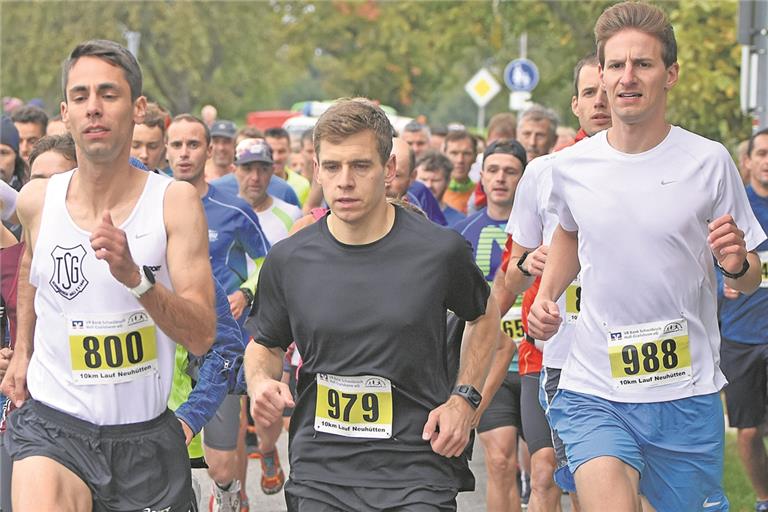 10 Kilometer lang Seit an Seit: Johannes Weingärtner, der spätere Dritte Philipp Hoffmann und Gewinner Lennart Nies (von links). Foto: T. Sellmaier