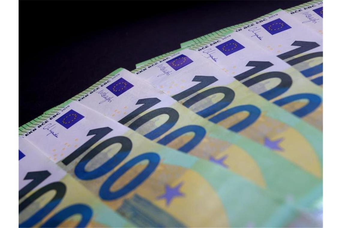 100 Euro Banknoten liegen auf einem Tisch. Das Geldvermögen der Deutschen eilt von Rekord zu Rekord und hat erstmals die Marke von sieben Billionen Euro überschritten. Foto: Karl-Josef Hildenbrand/dpa