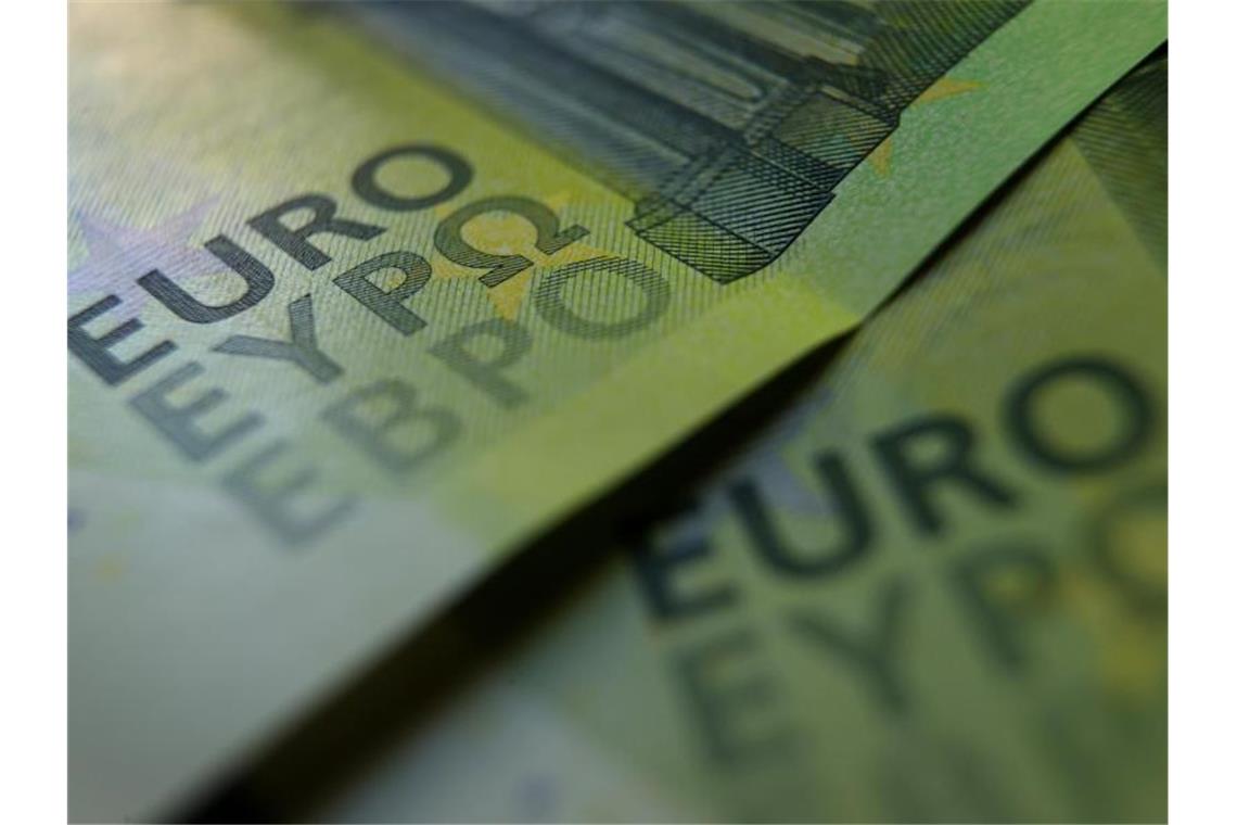 100-Euro-Banknoten liegen auf einem Tisch. Foto: Karl-Josef Hildenbrand/dpa