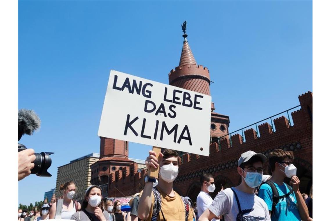 100 Tage vor der Bundestagswahl haben die Aktivisten der Bewegung Fridays for Future auch in Berlin ihre wöchentlichen Klimastreiks wieder aufgenommen. Foto: Annette Riedl/dpa