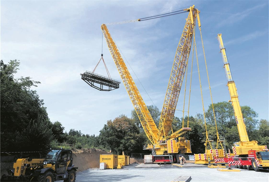 1000 Tonnen schwer ist der Raupenkran, er wird durch ein zusätzliches Gegengewicht von 220 Tonnen stabilisiert – so kann er die Eisenbahnbrücke ohne Probleme anheben. Fotos: J. Fiedler