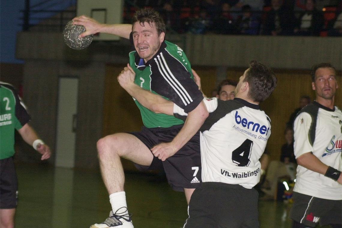 Begegnung mit besonderem Charakter: HC Oppenweiler/Backnang trifft auf VfL Waiblingen 11. April 2003, auch ein Freitagabend und damals ein Regionalliga-Duell: Der TV Oppenweiler um Jürgen Buck verliert beim VfL Waiblingen mit 25:29. Übermorgen ist Timm Buck, der Sohn des damaligen Spielertrainers, für den HCOB im Einsatz. Archivfoto: Bernd Strohmaier