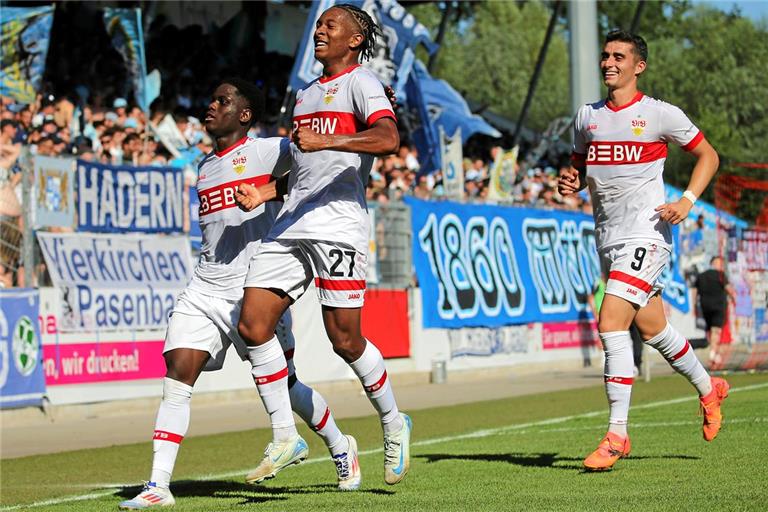 11. August 2024, erstes Spiel des VfB II im Fautenhau nach dem Drittliga-Aufstieg: Moussa Cissé, Jarzinho Malanga und Thomas Kastanaras (von links), die den Verein inzwischen verlassen haben, bejubeln vor den Löwen-Fans das 1:0 beim 3:1-Sieg gegen 1860 München. Foto: Baumann