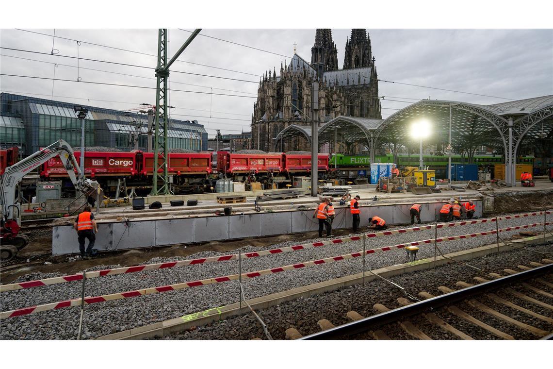 120 Arbeiter haben am Hauptbahnhof neben dem Kölner Dom Gleise und Oberleitungen erneuert. (Archivbild)