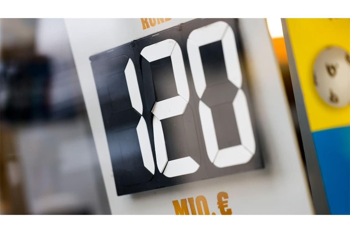 120 Millionen Euro im Eurojackpot steht auf einer Tafel in einer Lotto-Annahmestelle.