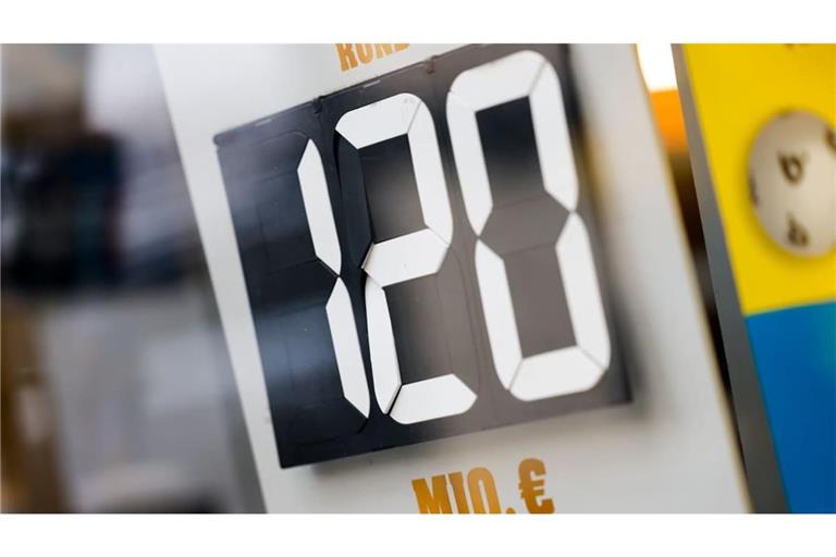 120 Millionen Euro im Eurojackpot steht auf einer Tafel in einer Lotto-Annahmestelle.