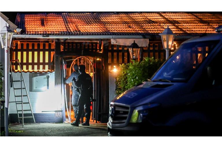 1.200 Polizisten sind bei der Razzia im Einsatz.