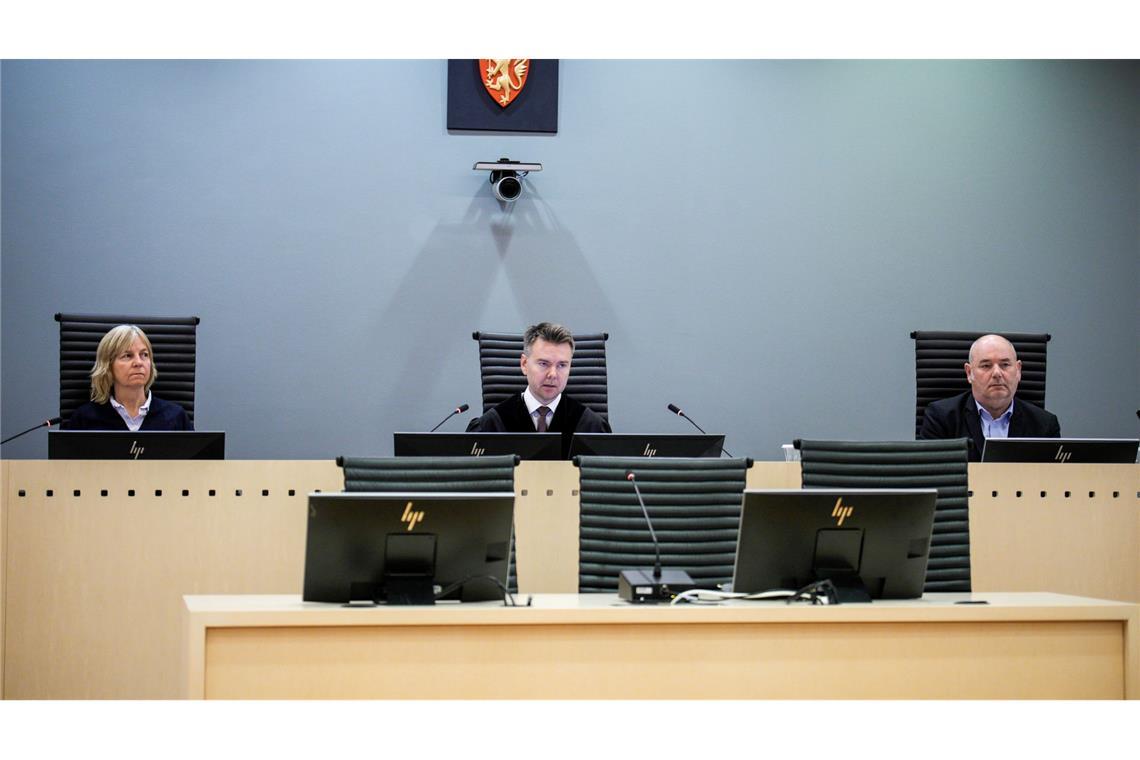128 Seiten zum Urteil verliest Richter Jon Sverdrup Efjestad (Mitte).