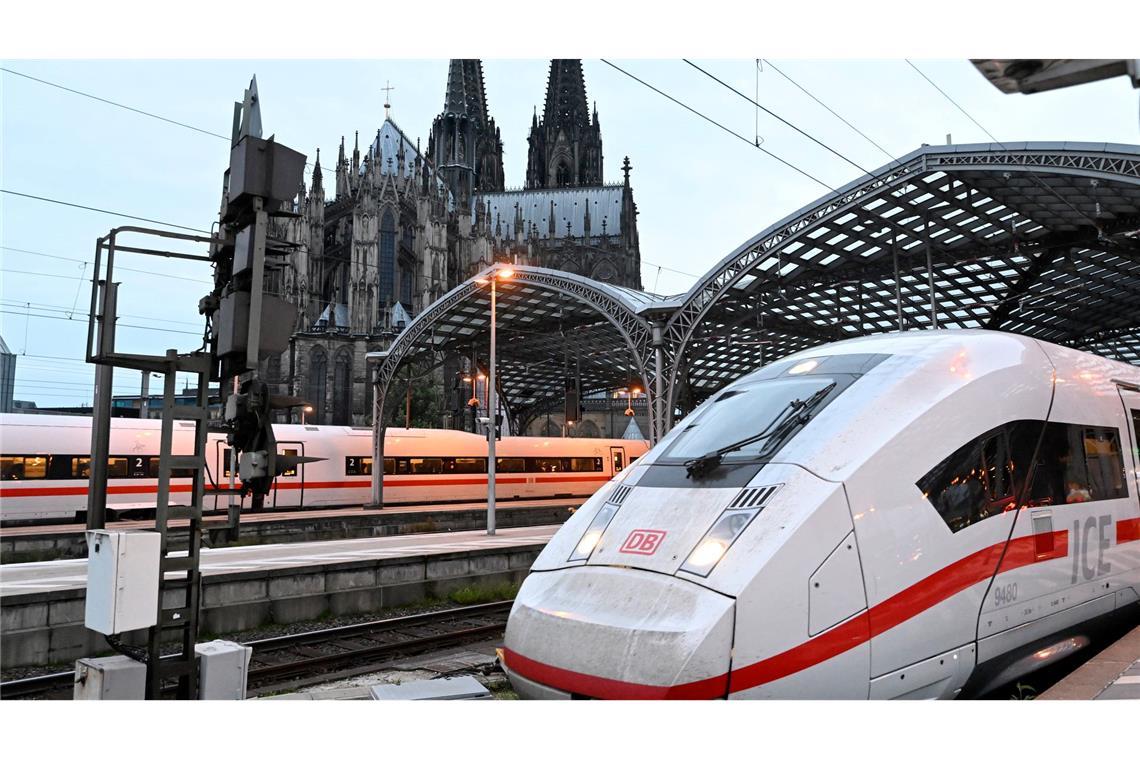 1.300 Züge pro Tag, Hunderttausende Reisende: Der Kölner Hauptbahnhof ist eine zentrale Drehscheibe für den Bahnverkehr. (Archivbild)
