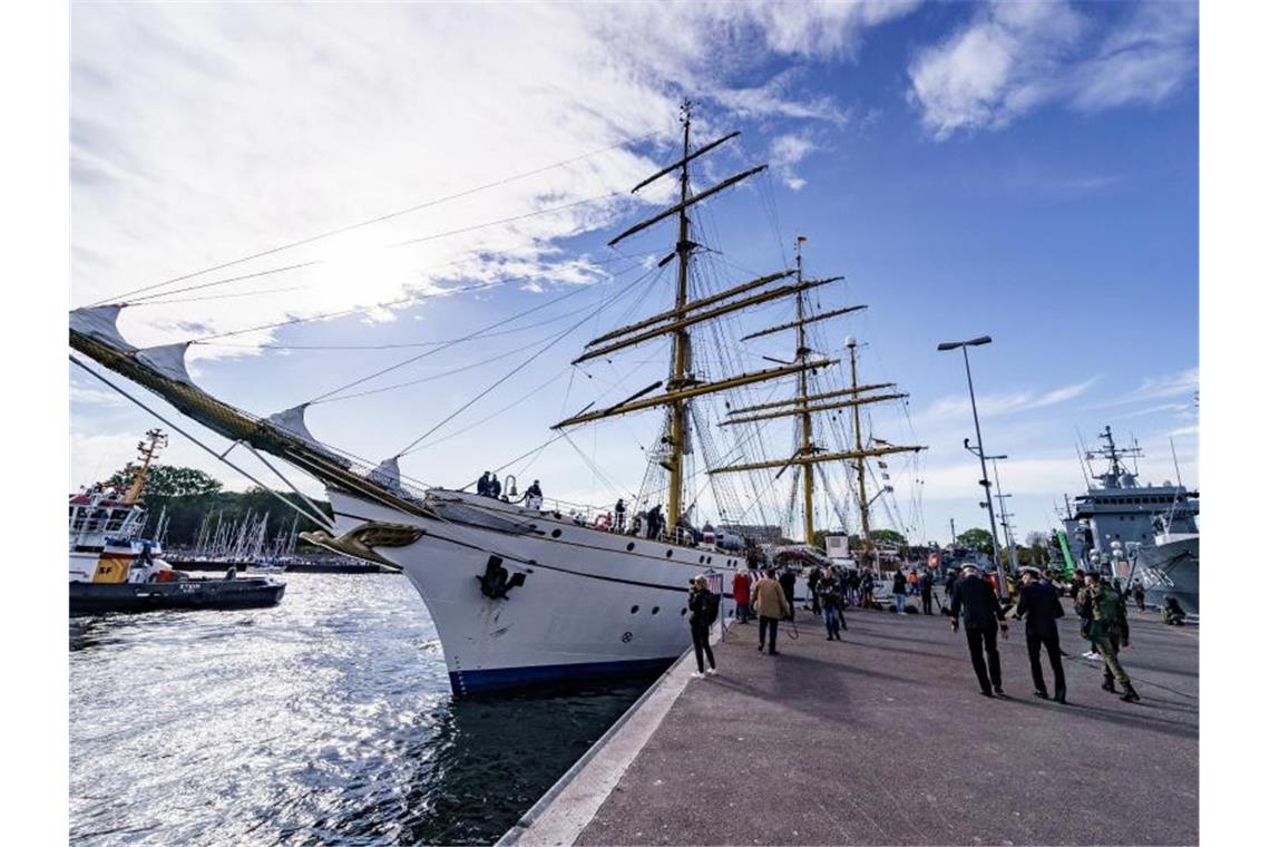 Segelschulschiff „Gorch Fock“ zurück in Kiel 135 Millionen Euro hat die Sanierng der „Gorch Fock“ gekostet - statt der zunächst angesetzten 10 Millionen. Foto: Axel Heimken/dpa