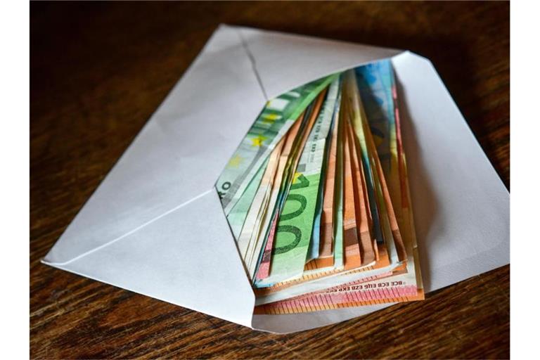 1364 Euro Bargeld horten die Deutschen im Schnitt zu Hause oder in Bankschließfächern. Foto: Patrick Pleul/zb/dpa