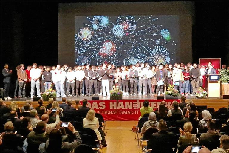 139 junge Männer und Frauen aus 14 Gewerken in 21 Berufen haben ihre Handwerksausbildung abgeschlossen. Foto: Kreishandwerkerschaft Rems-Murr