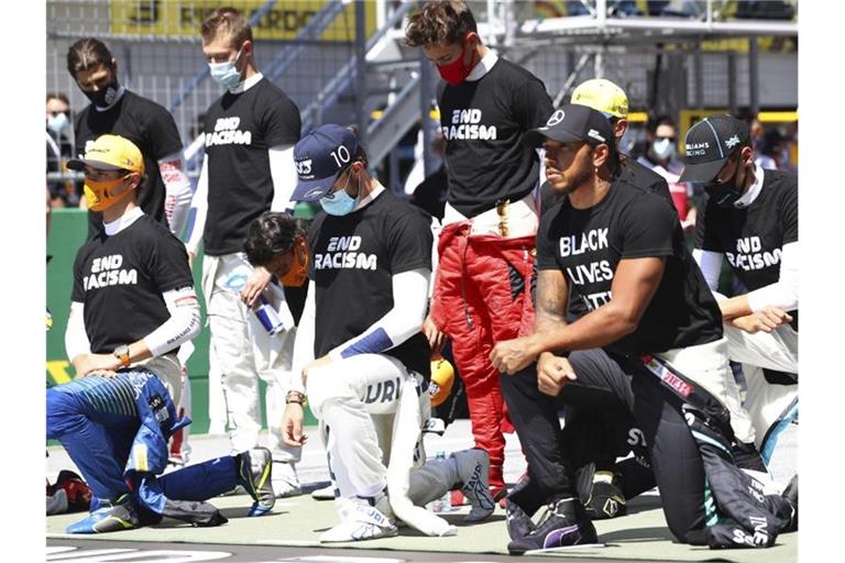 14 Formel-1-Piloten um Weltmeister Lewis Hamilton knieten vor dem WM-Auftakt. Foto: Dan Istitene/pool Getty/AP/dpa