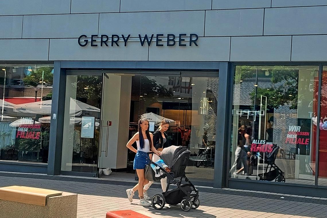 14 Jahre lang gehörte Gerry Weber auch zum Backnanger Stadtbild. Nun heißt es im Schaufenster: „Wir schließen diese Filiale.“Foto: privat