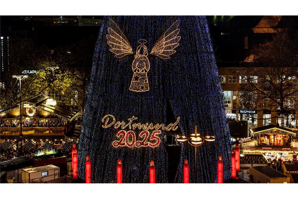 140.000 LEDs sorgen für die Beleuchtung des riesigen Baums.