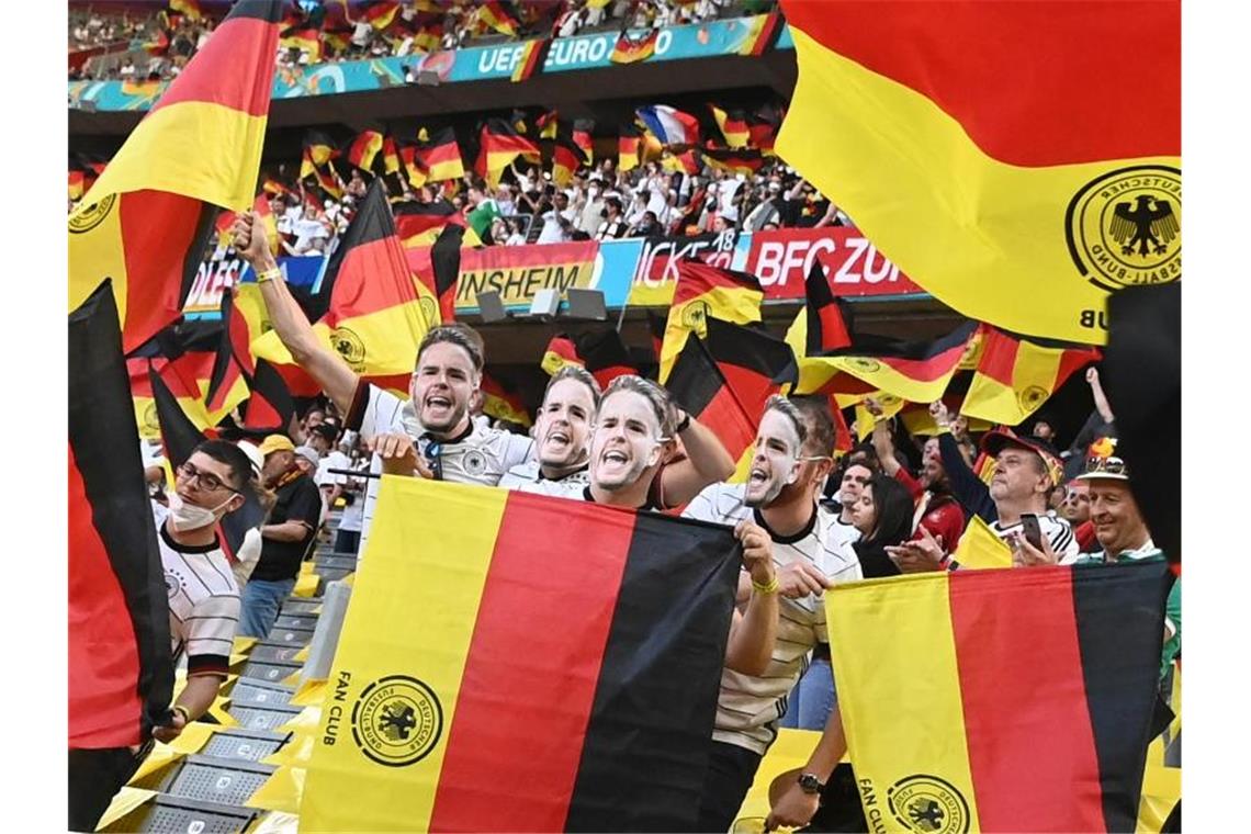 Fröhliche Fans und Hoffnungsschimmer: München feiert die EM 14.500 Fans hatten Karten ergattert, um das EM-Auftaktspiel von Deutschland gegen Frankreich live zu sehen. Foto: Federico Gambarini/dpa