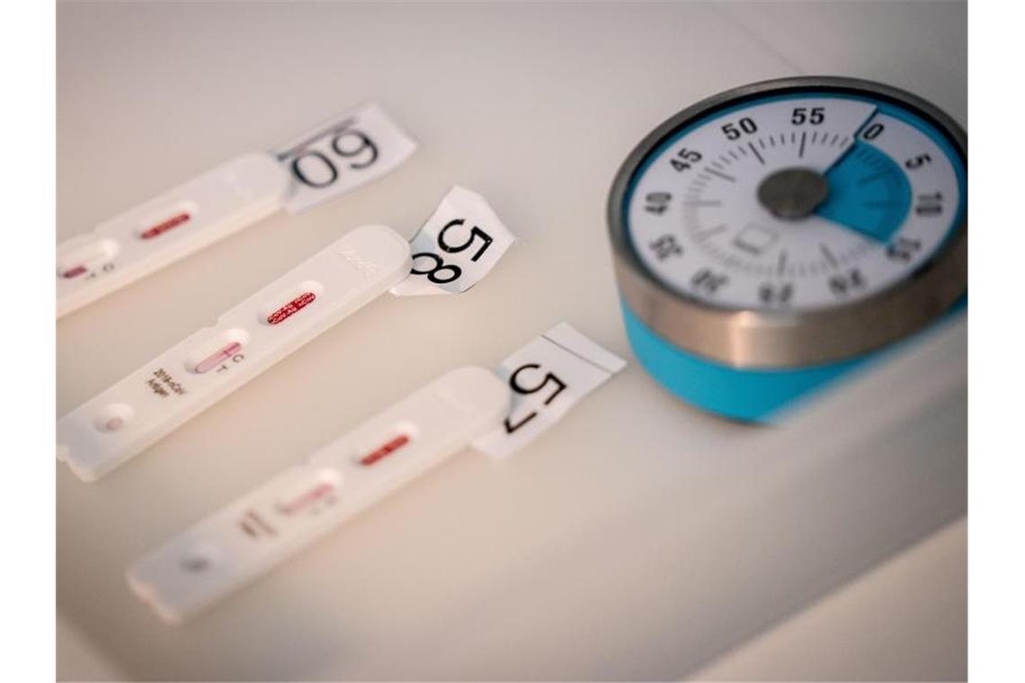 Sorge vor dritter Welle wächst - Steinmeier beklagt Ungeduld 15 Minuten bis zum Ergebnis: Antigen-Testkassetten für den Corona-Schnelltest liegen neben einer Stoppuhr. Foto: Kay Nietfeld/dpa