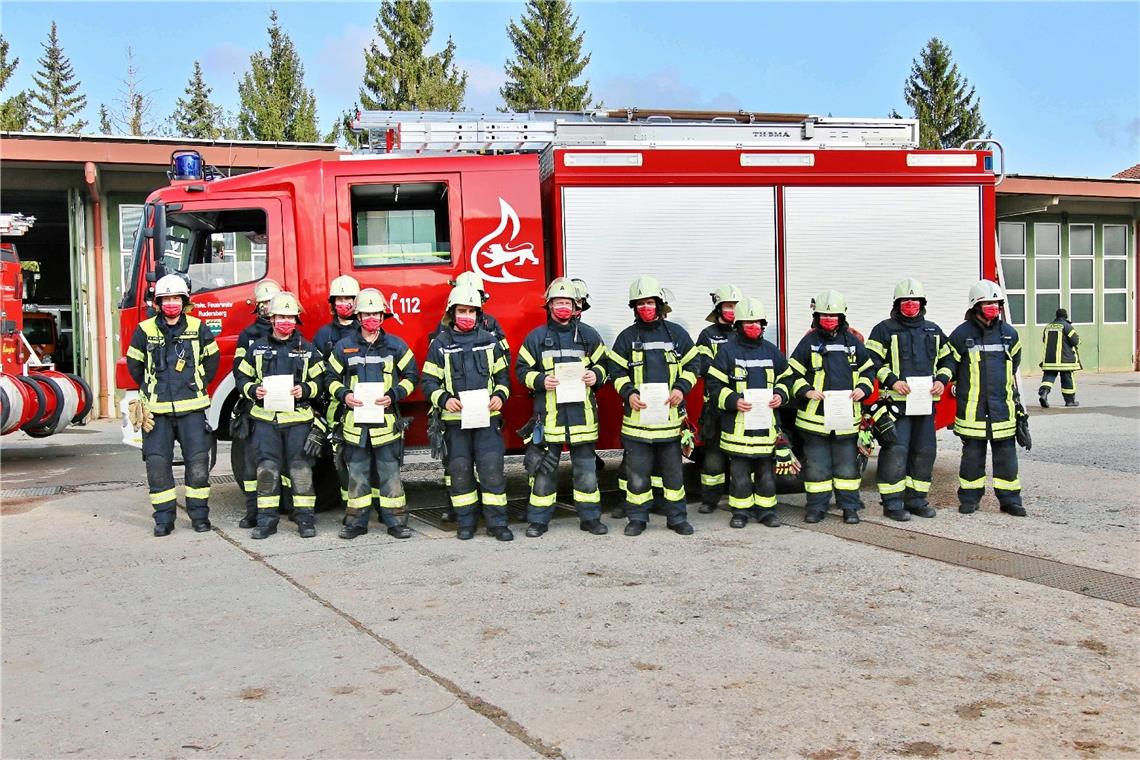 Person von Auto eingeklemmt und Brand in einer Halle 15 Teilnehmer bestehen die Ausbildung zum Truppführer im Rems-Murr Kreis. Fotograf: 7aktuell.de/ Lermer