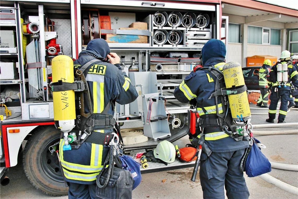 Person von Auto eingeklemmt und Brand in einer Halle 15 Teilnehmer bestehen die Ausbildung zum Truppführer im Rems-Murr Kreis. Fotograf: 7aktuell.de/ Lermer