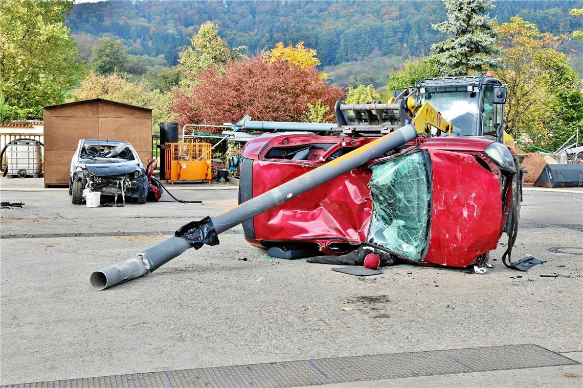 Person von Auto eingeklemmt und Brand in einer Halle 15 Teilnehmer bestehen die Ausbildung zum Truppführer im Rems-Murr Kreis. Fotograf: 7aktuell.de/ Lermer