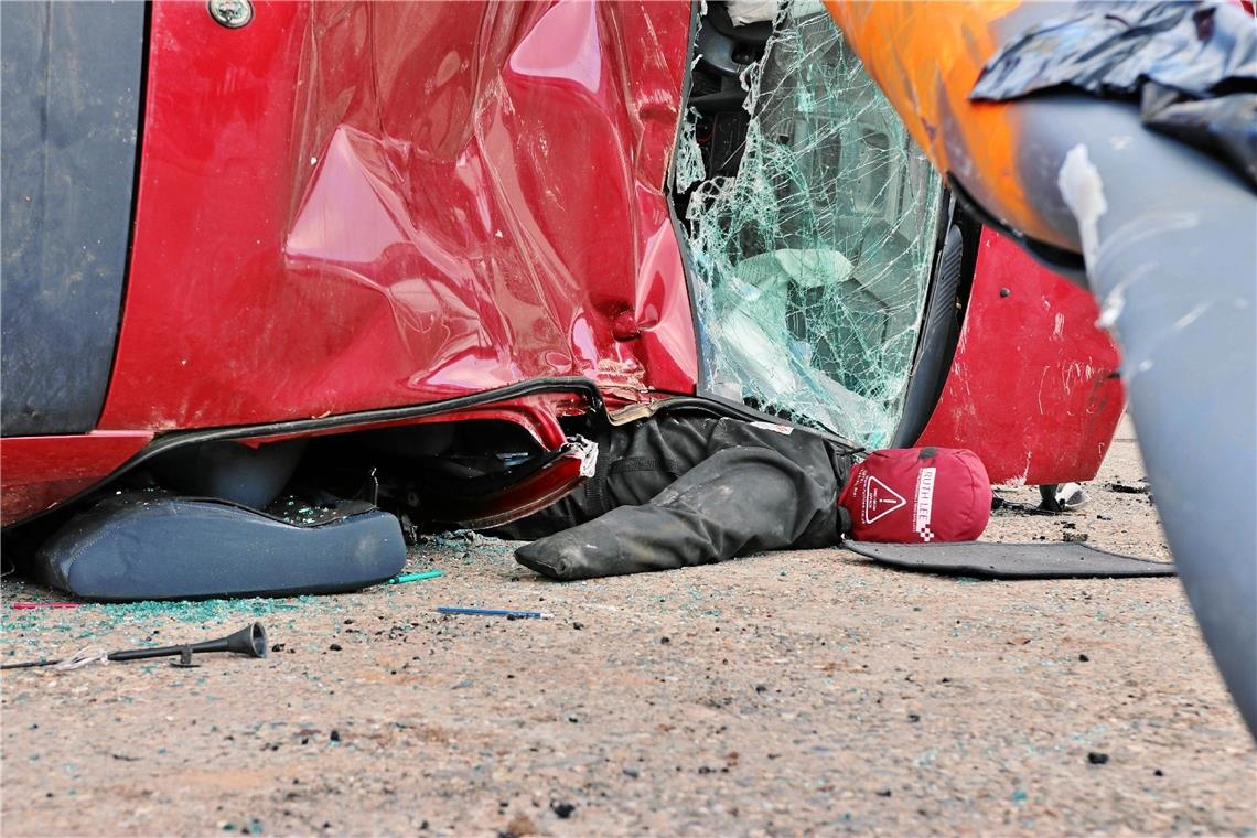 Person von Auto eingeklemmt und Brand in einer Halle 15 Teilnehmer bestehen die Ausbildung zum Truppführer im Rems-Murr Kreis. Fotograf: 7aktuell.de/ Lermer