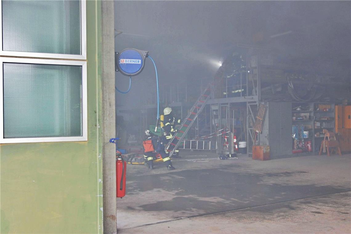 Person von Auto eingeklemmt und Brand in einer Halle 15 Teilnehmer bestehen die Ausbildung zum Truppführer im Rems-Murr Kreis. Fotograf: 7aktuell.de/ Lermer
