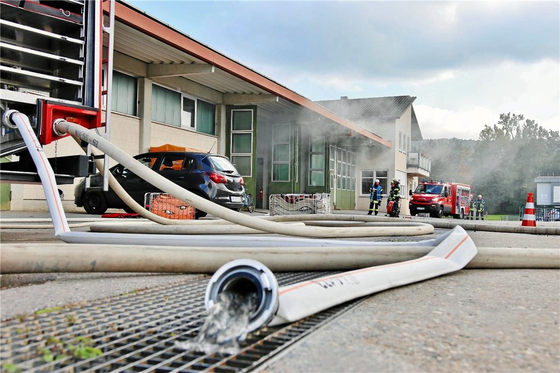 Person von Auto eingeklemmt und Brand in einer Halle 15 Teilnehmer bestehen die Ausbildung zum Truppführer im Rems-Murr Kreis. Fotograf: 7aktuell.de/ Lermer