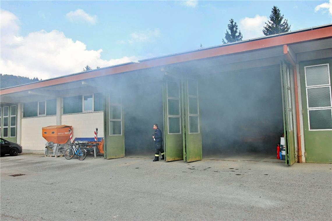 Person von Auto eingeklemmt und Brand in einer Halle 15 Teilnehmer bestehen die Ausbildung zum Truppführer im Rems-Murr Kreis. Fotograf: 7aktuell.de/ Lermer