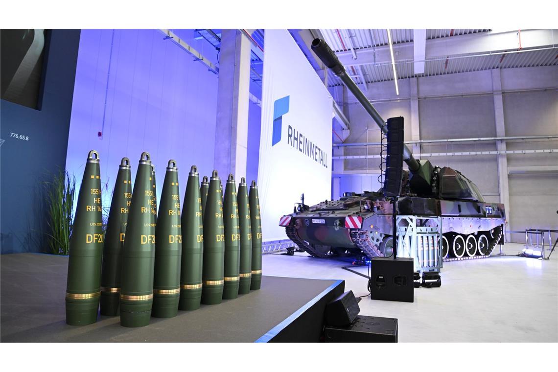 Neues Rheinmetall-Munitionswerk eröffnet - Lob aus Politik 155-Millimeter-Munition vor einer Panzerhaubitze 2000, mit der solche Geschosse verschossen werden.
