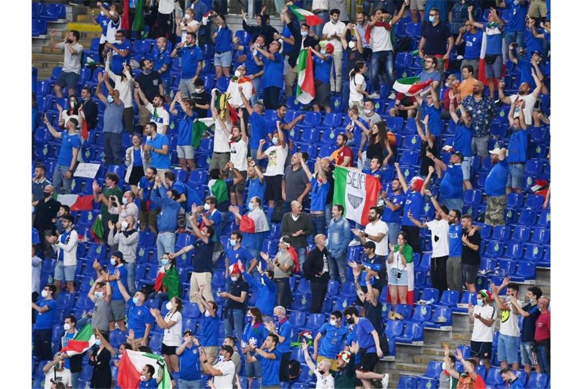 Italien glänzt zum EM-Start: Klarer Sieg gegen die Türkei 15.948 Zuschauer waren beim EM-Auftakt in Italiens Hauptstadt erlaubt - jubeln taten am Ende die Tifosi. Foto: Matthias Balk/dpa