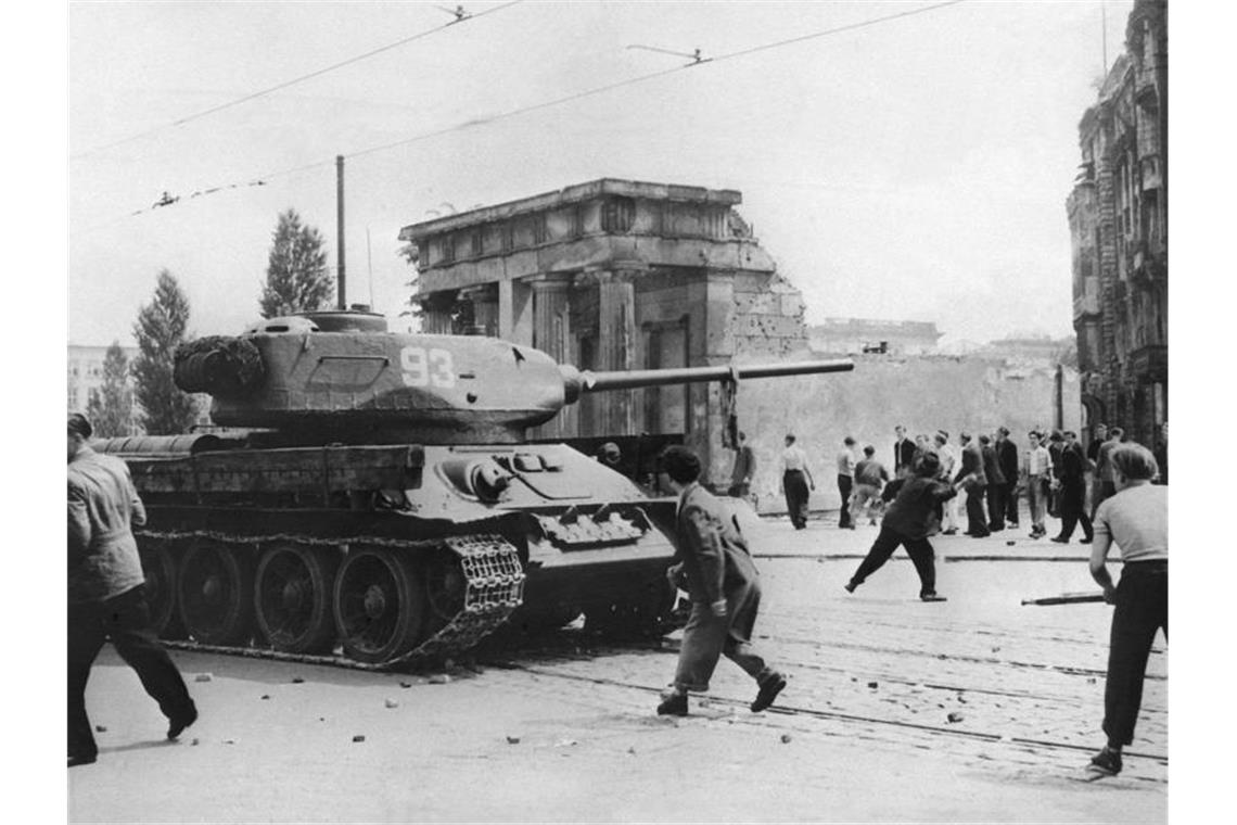 Erinnerung an DDR-Volksaufstand vom 17. Juni 1953 17. Juni 1953: Demonstranten werfen in Berlin mit Steinen nach russischen Panzern. Foto: Archiv