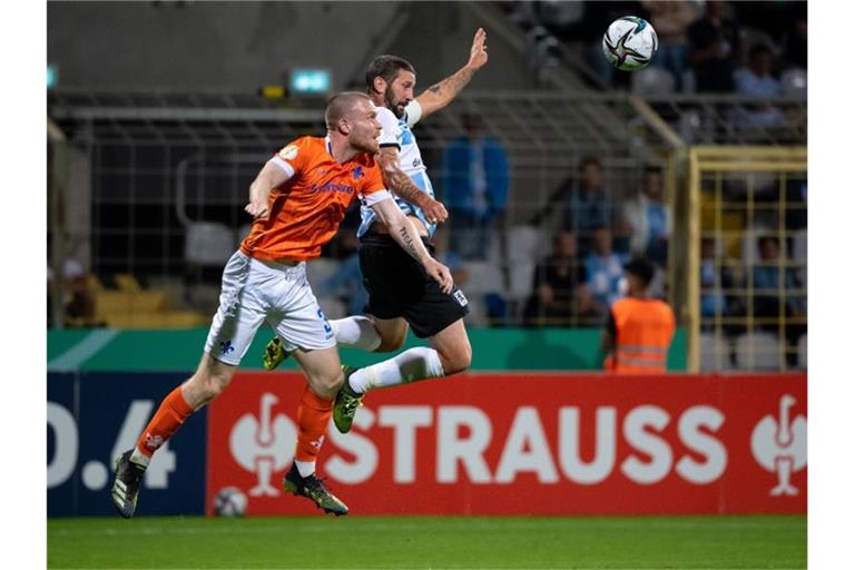1860-Profi Sascha Mölders (r) und Thomas Isherwood im Kopfballduell. Foto: Sven Hoppe/dpa