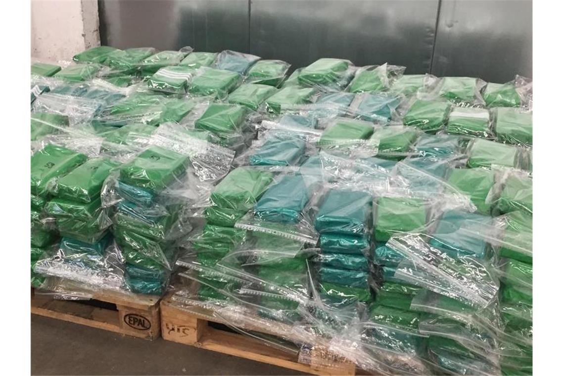 187 Kilogramm beschlagnahmtes Kokain liegt auf Paletten. Die Polizei in Bayern hatte zuletzt gemeinsam mit belgischen Kollegen ein internationales Drogenkartell zerschlagen. Foto: -/LKA Bayern/dpa